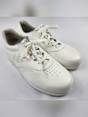 SAS Womens 9 M White Leather Lace-Up Oxfords Casual Flats NEW